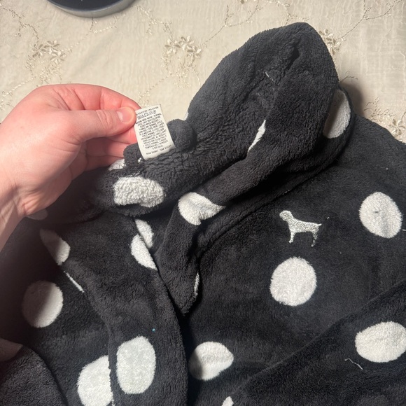 vintage 2010s victoria’s secret PINK black + white polka‑dot fleece robe – m/l - Picture 4 of 7